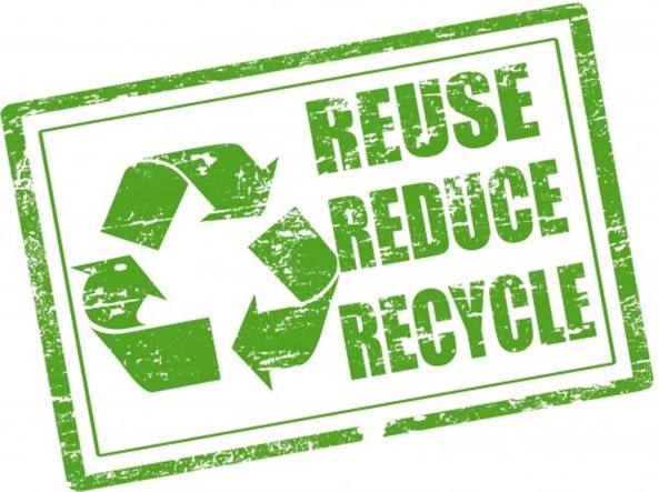 Cartello con simbolo del riciclo e scritte reuse, reduce e recycle
