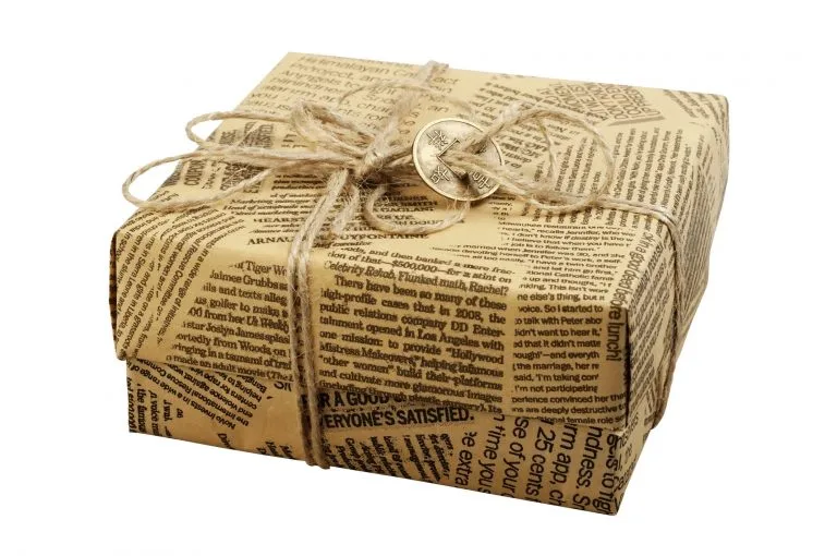 Pacchetto fatto con carta regalo riciclata e green presa da quotidiani