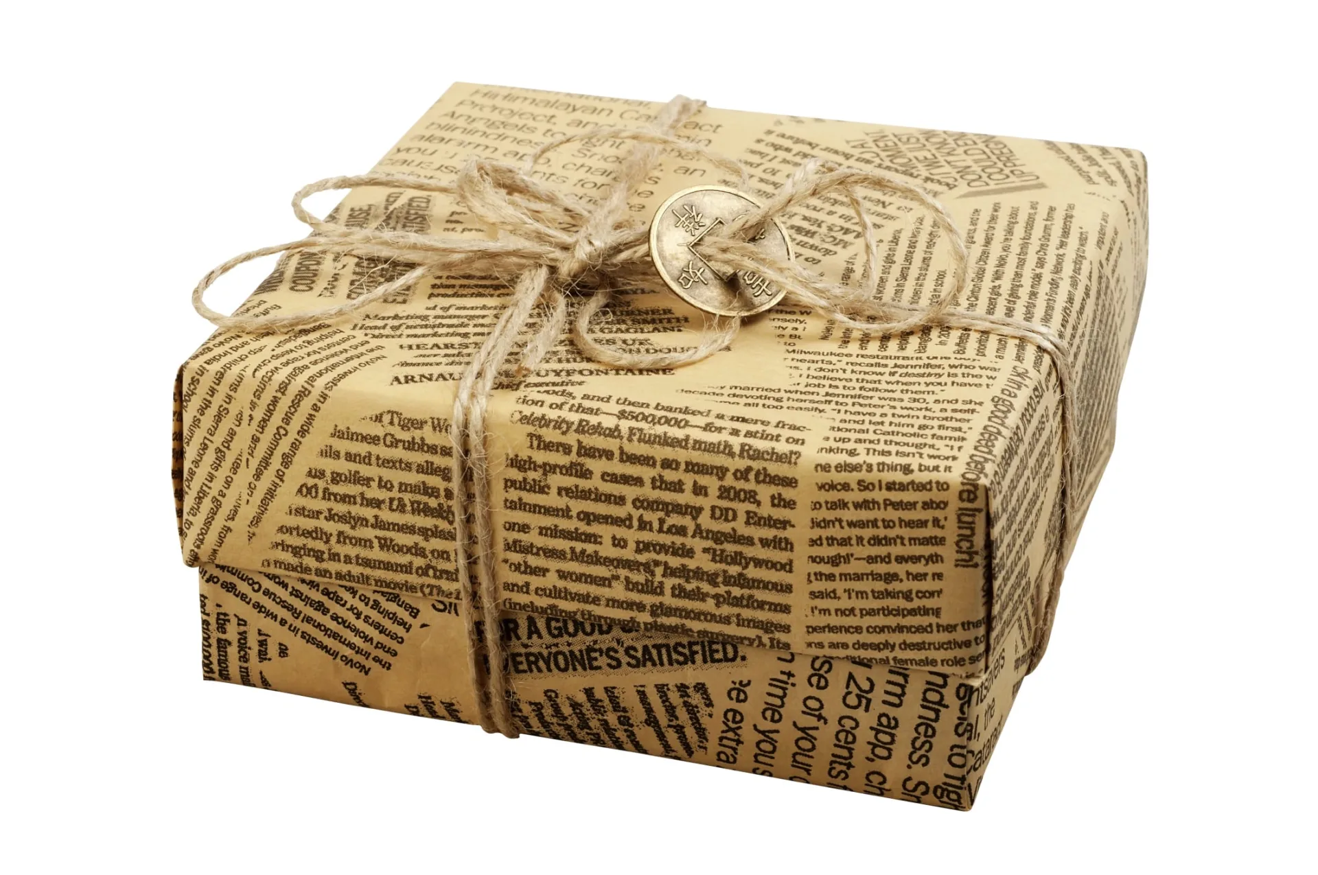 Pacchetto fatto con carta regalo riciclata e green presa da quotidiani
