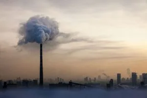 Landscape di città molto inquinata con fumi e nebbia