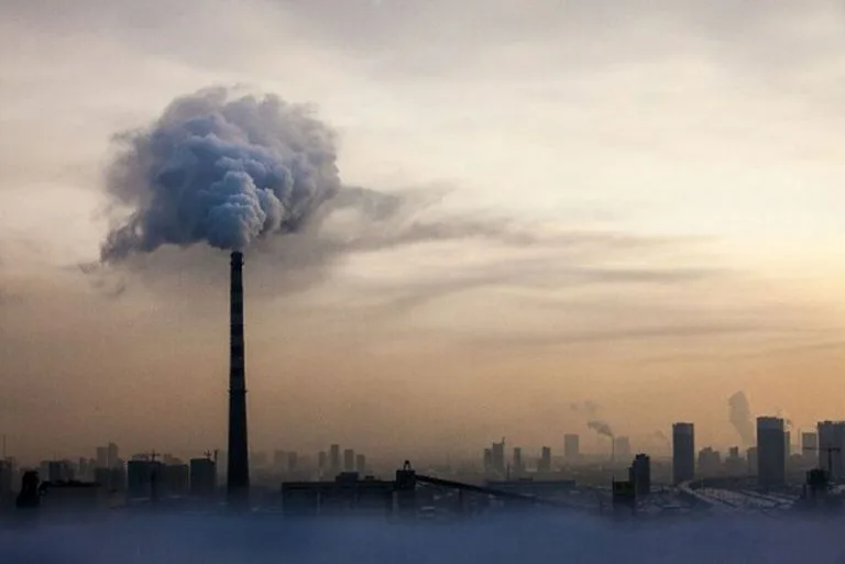Landscape di città molto inquinata con fumi e nebbia
