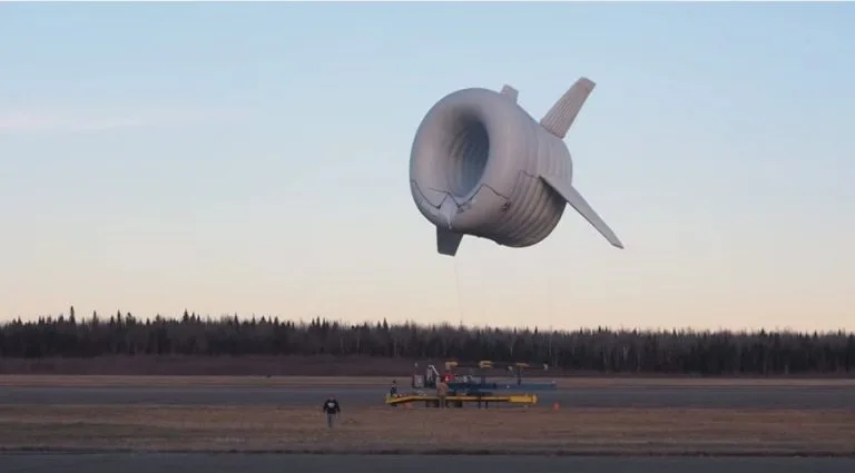 Turbina eolica volante in campagna