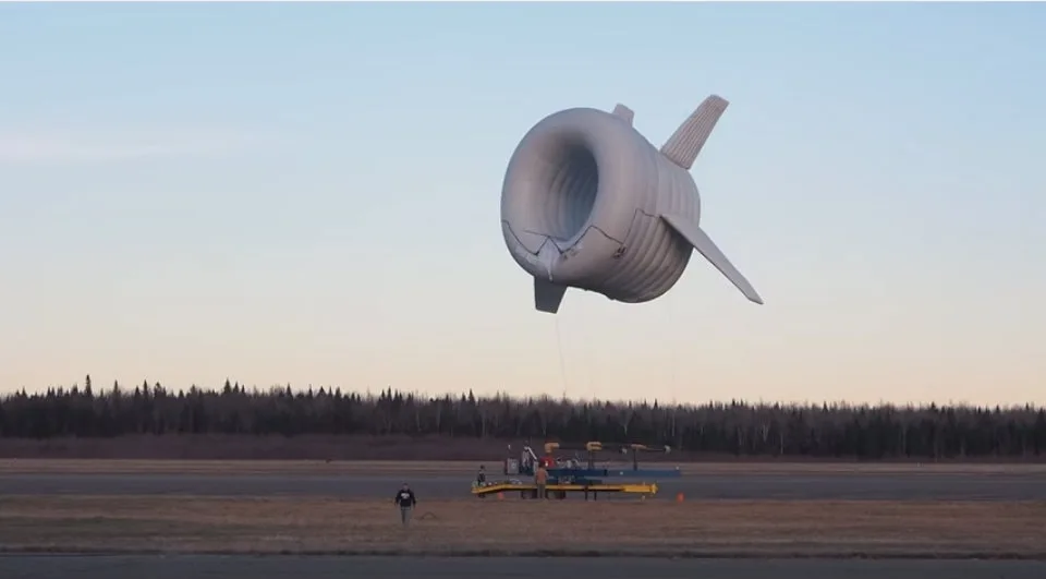 Turbina eolica volante in campagna