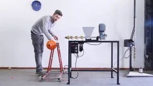 Dave Hakkens usa il suo macchinario per riciclare la plastica