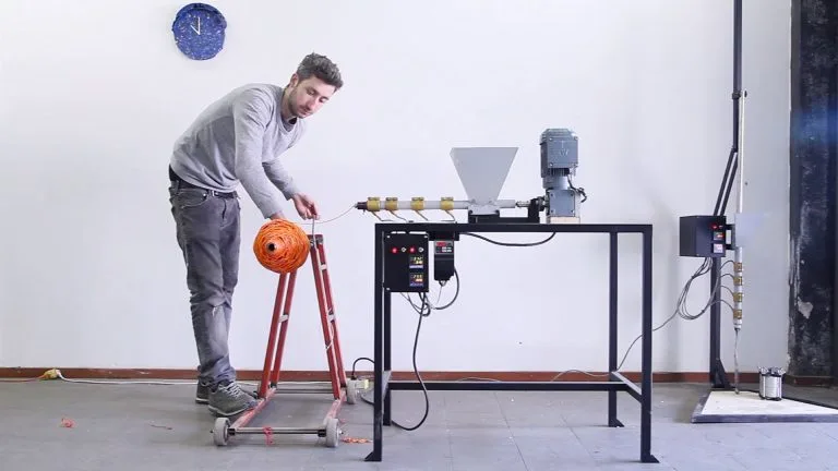 Dave Hakkens usa il suo macchinario per riciclare la plastica