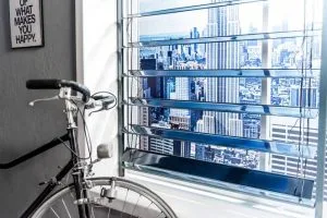 Tapparelle fotovoltaiche che prendono energia da una bella giornata di sole