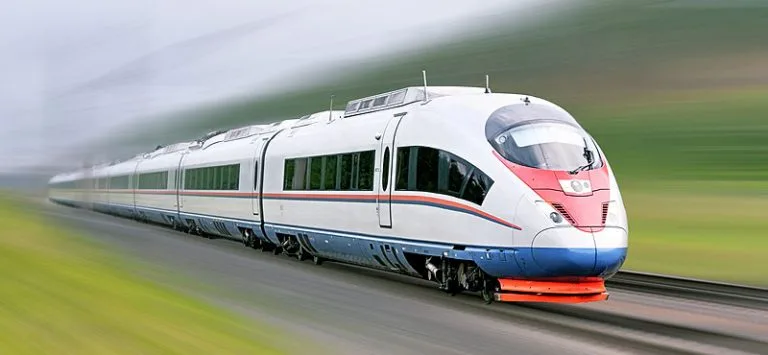 Treno elettrico che corre sui binari