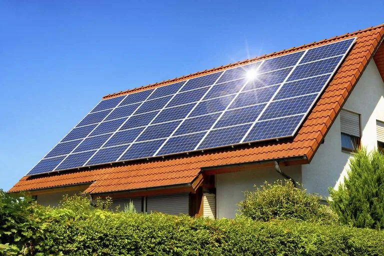 Pannello solare su tetto rosso in una bella giornata di sole