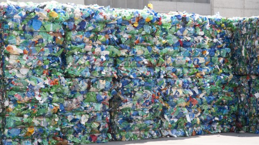 Montagna di rifiuti trattati e da riciclare