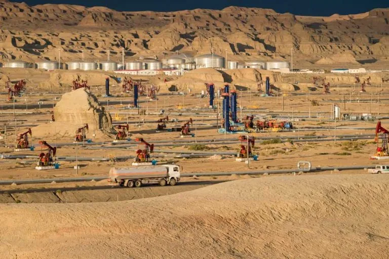 Campo di estrazione in fallimento per il prezzo troppo basso del petrolio negli Stati Uniti d'America