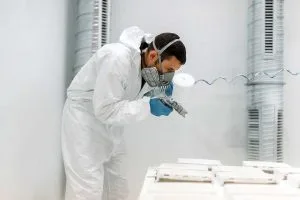 Uomo che usa vernici sostenibili Biopaint per verniciare mobili sostenibili