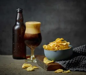 Bicchiere di birra sostenibile Europa con snack di fianco