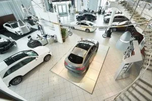 Salone in cui vendono auto elettriche nell'Unione Europea