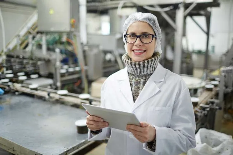 scienziata che testa con un processo di due dilegence un fornitore se rispetta le norme ambientali e green dell'Unione Europea