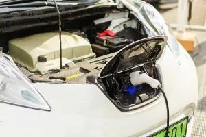Auto elettrica che si sta ricaricando. Entro il 2025 andrà a sostituire tutte le auto a motore a combustione interna
