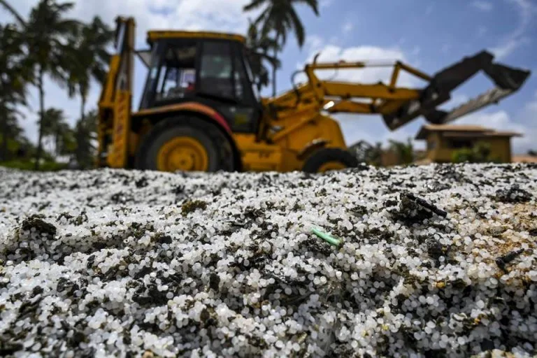 Disastro ambientale in Sri Lanka provocato da plastica e petrolio