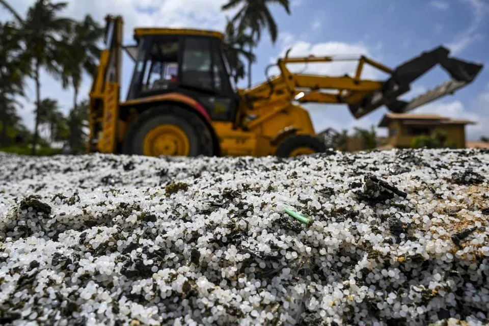 Disastro ambientale in Sri Lanka provocato da plastica e petrolio