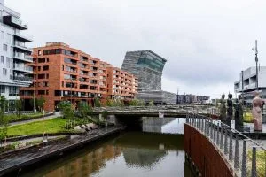 Città sostenibile con verde e energia rinnovabile