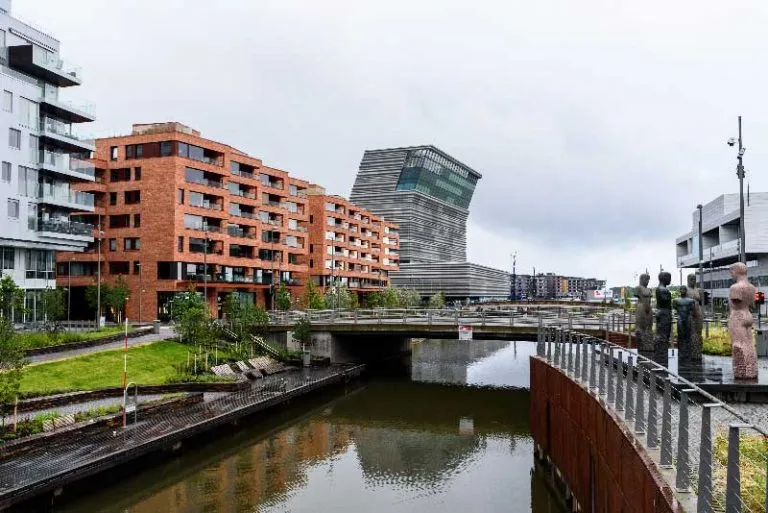 Città sostenibile con verde e energia rinnovabile